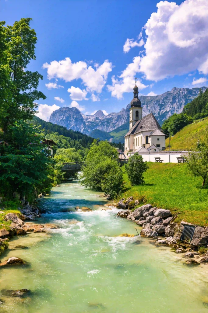 Berchtesgadener Land Wandern: Der ultimative Guide für Abenteuer mit deinem Hund 8 Kirche Ramsau und Gebirgsbach im Berchtesgadener Land