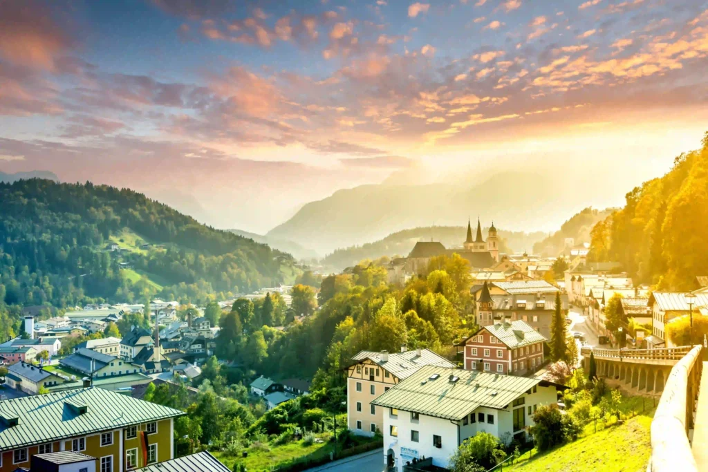 Berchtesgadener Land Wandern: Der ultimative Guide für Abenteuer mit deinem Hund 5 Panoramablick auf Berchtesgaden bei Sonnenuntergang im Berchtesgadener Land