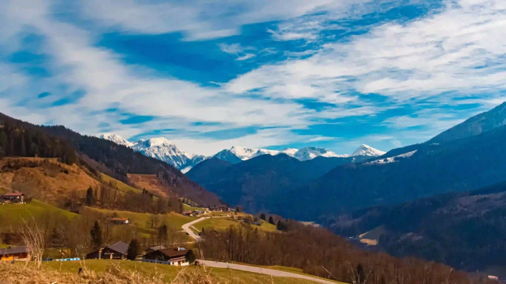 Berchtesgadener Land Wandern: Der ultimative Guide für Abenteuer mit deinem Hund 2 Alpenpanorama mit verschneiten Gipfeln im Berchtesgadener Land