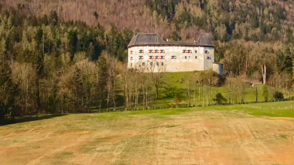 Berchtesgadener Land Wandern: Der ultimative Guide für Abenteuer mit deinem Hund 3 Historische Burg auf Hügel im Berchtesgadener Land