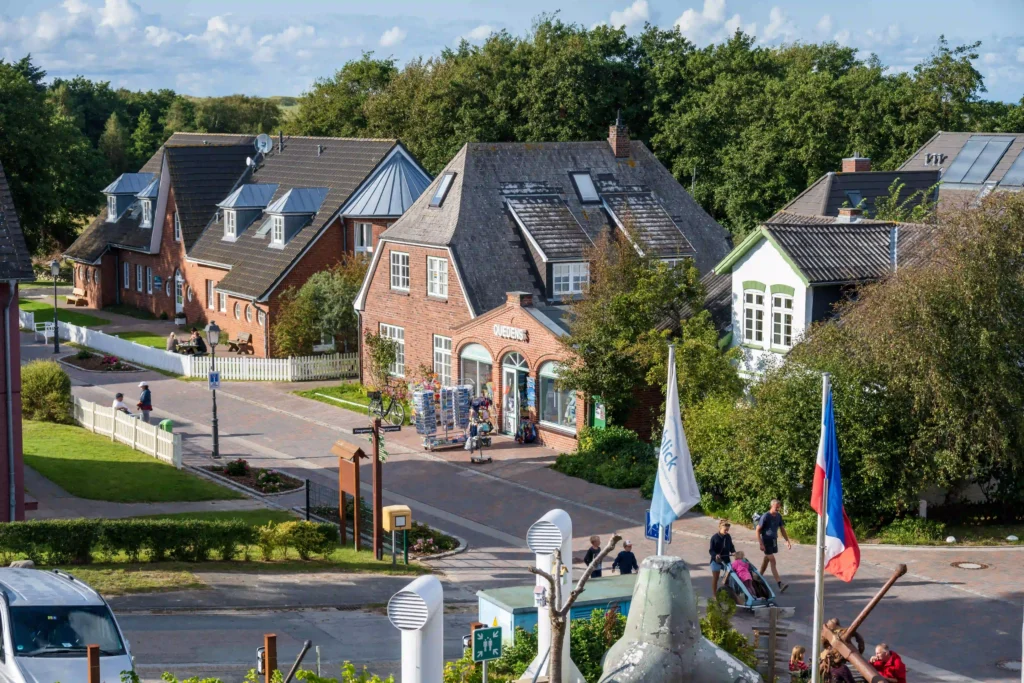 Amrum mit Hund: Perfekter Inselurlaub für Vierbeiner 4 Belebtes Dorfzentrum mit traditionellen Häusern und Geschäften, wo man einen gemütlichen Nachmittag in Amrum mit Hund verbringen kann.