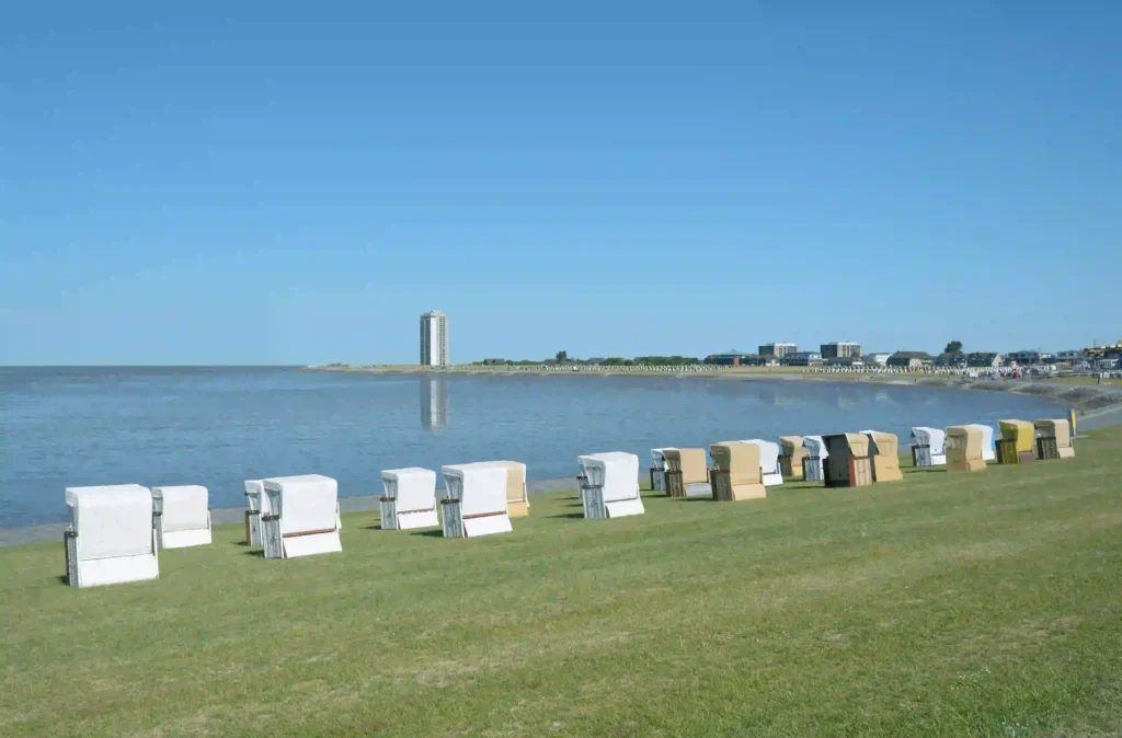 Büsum mit Hund: Perfekter Nordsee-Urlaub mit Vierbeiner 3 Weitläufiger Deich mit Strandkörben und Blick auf die Nordsee und den Büsumer Leuchtturm – ideal für ausgedehnte Spaziergänge mit Hund in Büsum.
