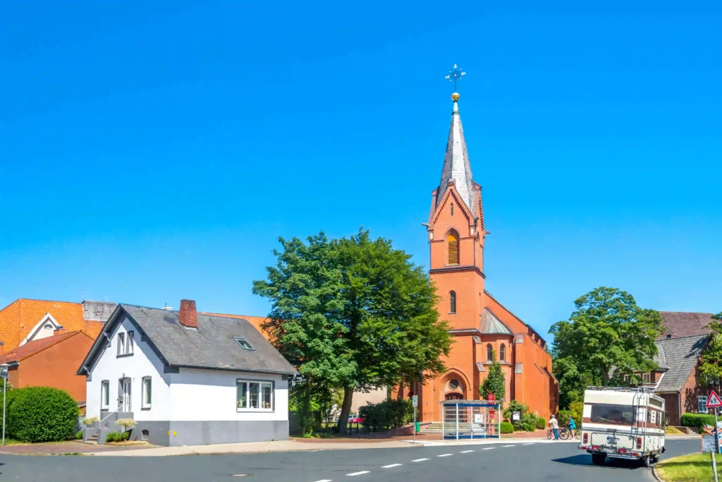 Cuxhaven mit Hund entdecken - Ferienideen für Hundebesitzer 8 Rote Backsteinkirche und traditionelle Häuser in Cuxhaven, ideal für Spaziergänge mit Hund durch das Städtchen.