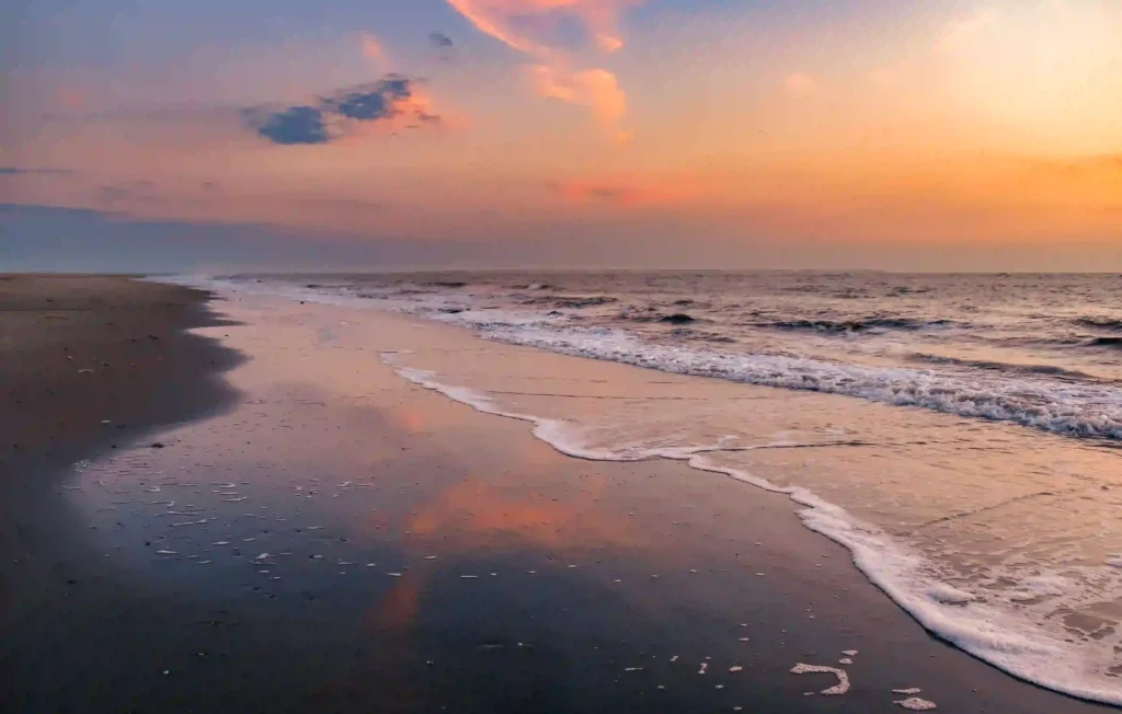 Langeoog mit Hund: dein Perfekter Inselurlaub mit Vierbeiner 2 Malerischer Sonnenuntergang am Strand von Langeoog mit sanften Wellen, ideal für entspannte Abende auf Langeoog mit Hund.