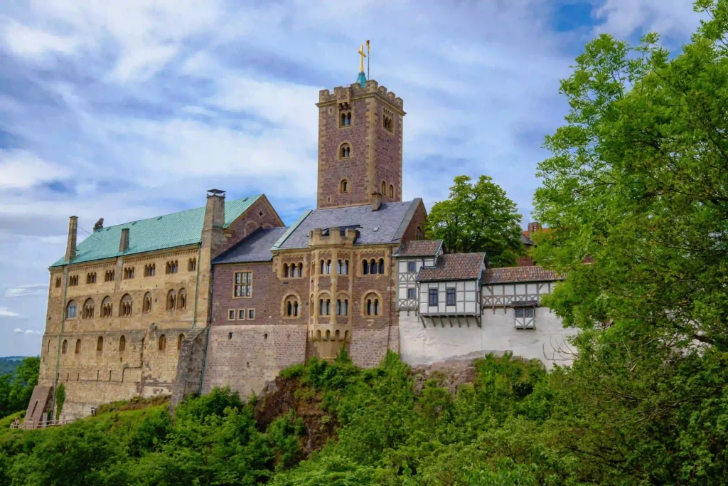 Wartburg mit Hund: Dein perfekter Wanderurlaub im Thüringer Wald 8 Malerische Ansicht der Wartburg auf einem bewaldeten Hügel, perfekt für alle, die rund um die Wartburg wandern.
