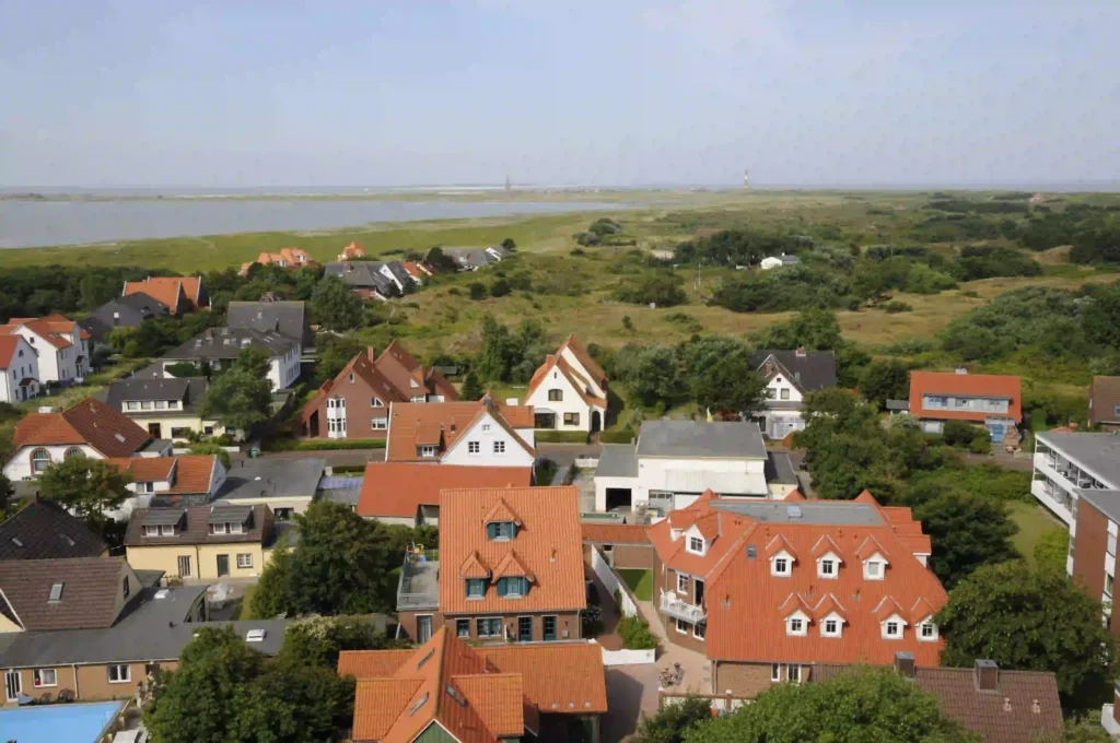 Urlaub auf Wangerooge mit Hund: Dein Guide für perfekte Ferien mit Vierbeiner 3 Luftaufnahme von Wangerooge mit charmanten Häusern und weiten Dünenlandschaften, ideal für den Urlaub mit Hund