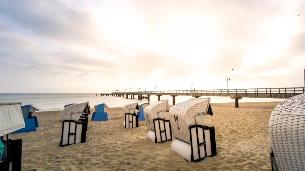 Urlaub Göhren mit Hund: Perfekte Ferien auf Rügen 4 Strand mit Strandkörben, langer Pier und ruhigem Meer bei gedämpftem Licht in Göhren auf Rügen am Morgen