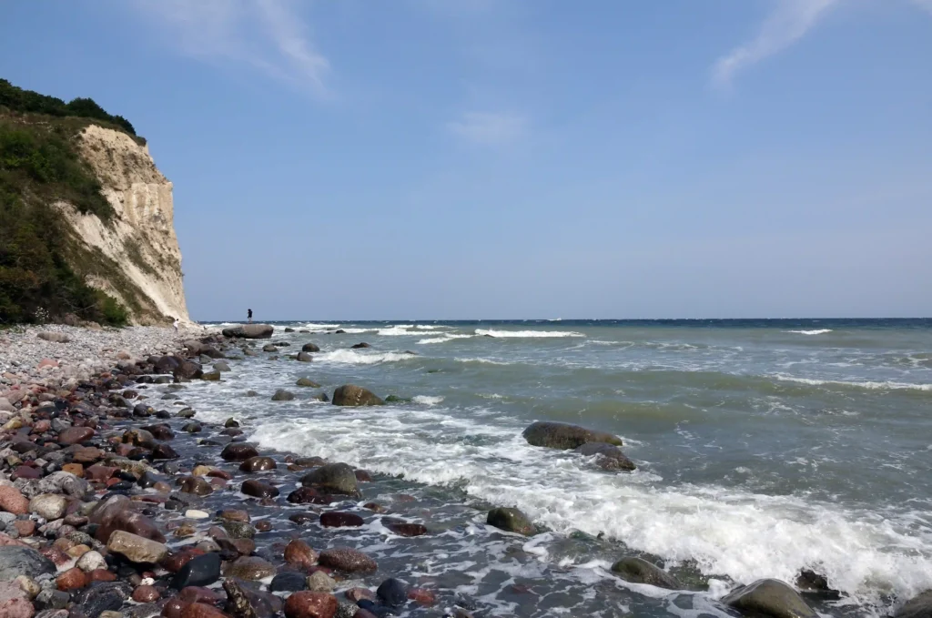 Ausflug Kap Arkona mit Hund: Dein kompletter Guide für Rügen 7 Felsige Küste mit Kreidefelsen, Steinstrand und Meer bei Kap Arkona unter klarem blauem Himmel an sonnigem Tag