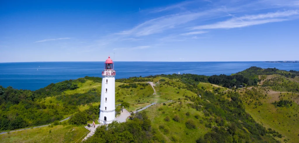 Hiddensee mit Hund: Perfekter Guide für deinen Inselurlaub 11 Leuchtturm an der Küste als Symbol für Urlaub auf Hiddensee, ideal für Naturliebhaber und ruhige Ferien am Meer