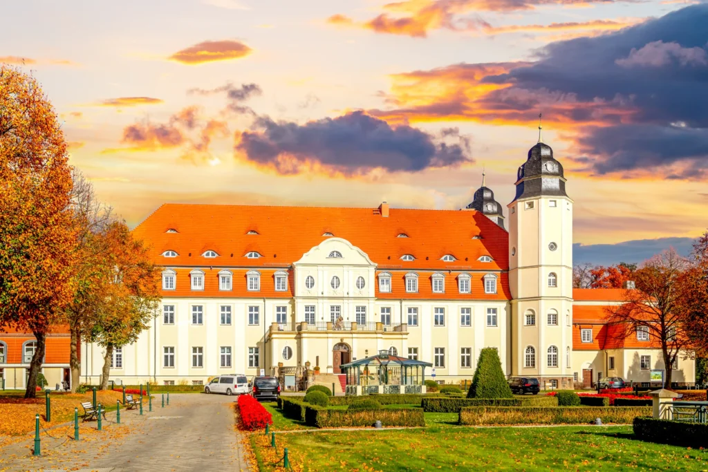 Urlaub Göhren mit Hund: Perfekte Ferien auf Rügen 6 Herbstliche Ansicht eines historischen Gebäudes mit Garten und Sonnenuntergang in Göhren auf Rügen, Deutschland.