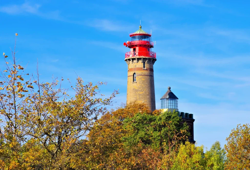 Ausflug Kap Arkona mit Hund: Dein kompletter Guide für Rügen 5 Zwei Leuchttürme am Kap Arkona mit herbstlichen Bäumen und klarem blauem Himmel im Hintergrund.
