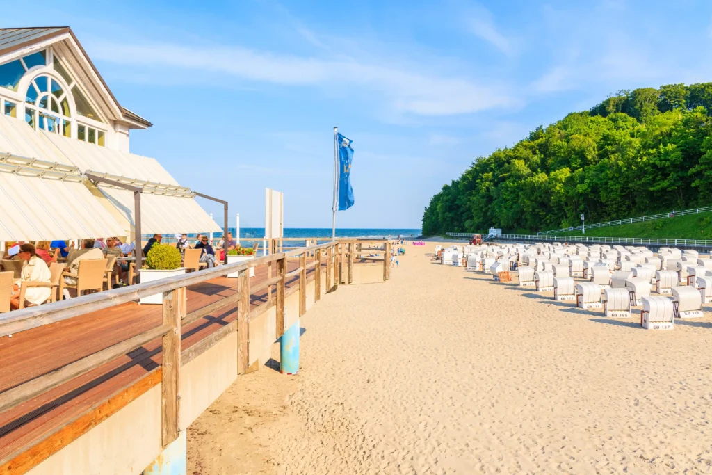 Urlaub mit Hund in Sellin auf Rügen – Dein perfekter Ostsee-Guide 2 Beleuchteter Pier mit Restaurant und Strandkörben bei Dämmerung am Meer in Sellin auf Rügen, ruhige Ostseeküste.