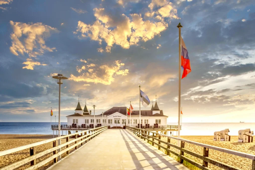 Ferien mit Hund im Seebad Ahlbeck – Entspannung pur 25 Flagge am Fahnenmast weht im Wind im Seebad Ahlbeck, symbolisiert maritimes Flair und Ostseeküsten-Atmosphäre