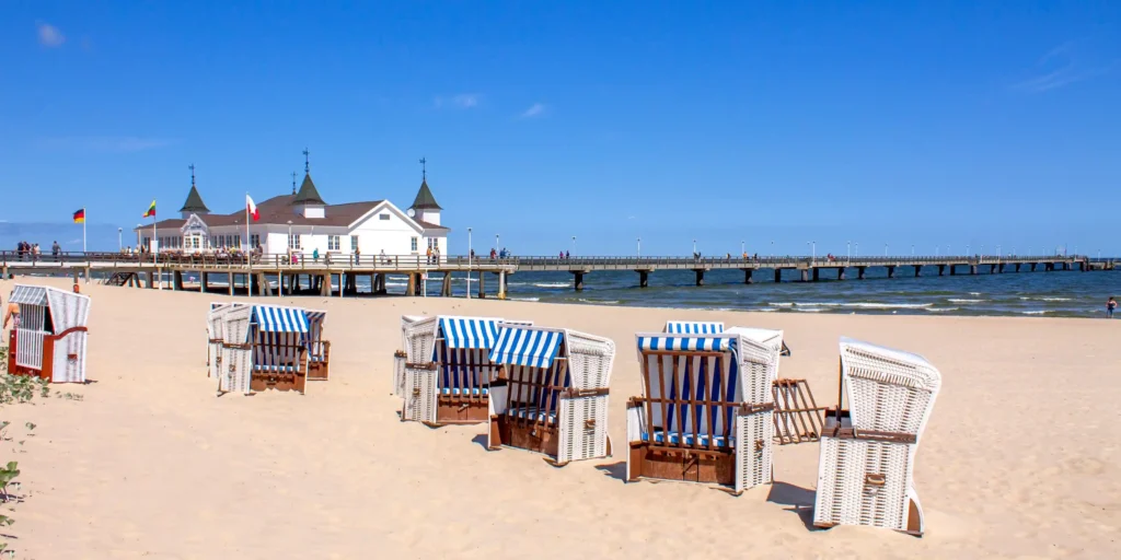 Ferien mit Hund im Seebad Ahlbeck – Entspannung pur 16 Mehrere geflochtene Strandkörbe am Strand im Seebad Ahlbeck, mindestens sechs sind klar sichtbar und laden zum Entspannen ein
