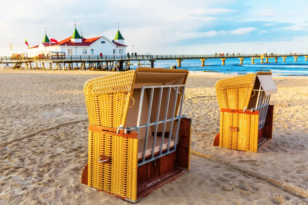 Ferien mit Hund im Seebad Ahlbeck – Entspannung pur 21 Strandkörbe am Sandstrand mit Seebrücke und blau-grünem Meer – ideal für Ferien mit Hund in Ahlbeck genießen.