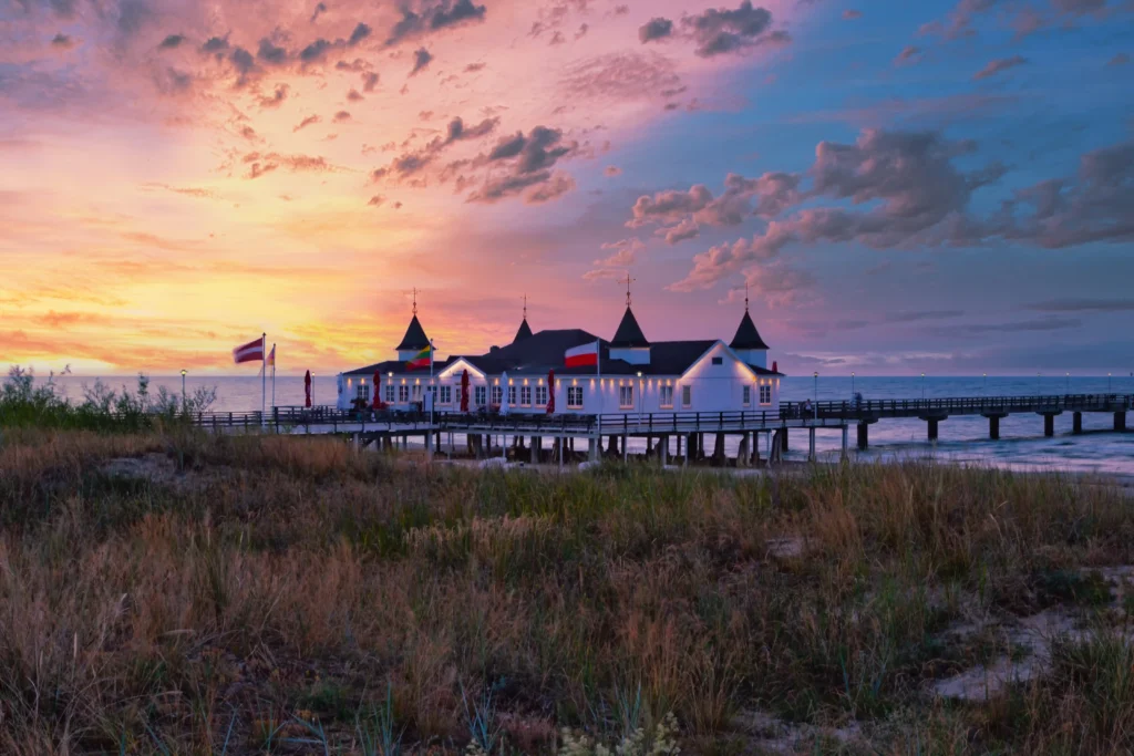 Ferien mit Hund im Seebad Ahlbeck – Entspannung pur 27 Farbenfroher Sonnenuntergang über Pier und Küste in Ahlbeck, ideal für entspannte Ferien mit Hund in Ahlbeck am Meer.