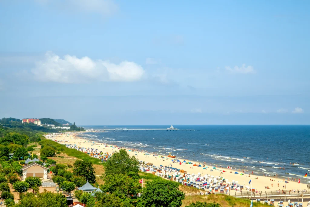 Ferien mit Hund im Seebad Ahlbeck – Entspannung pur 17 Lebhafter Strand mit Pier und bunten Liegestühlen, ideal für Ferien mit Hund in Ahlbeck an der Ostsee.