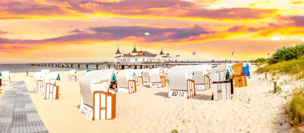 Ferien mit Hund im Seebad Ahlbeck – Entspannung pur 18 Strand mit zahlreichen Strandkörben, ideal für entspannte Ferien mit Hund in Ahlbeck an der Ostseeküste.