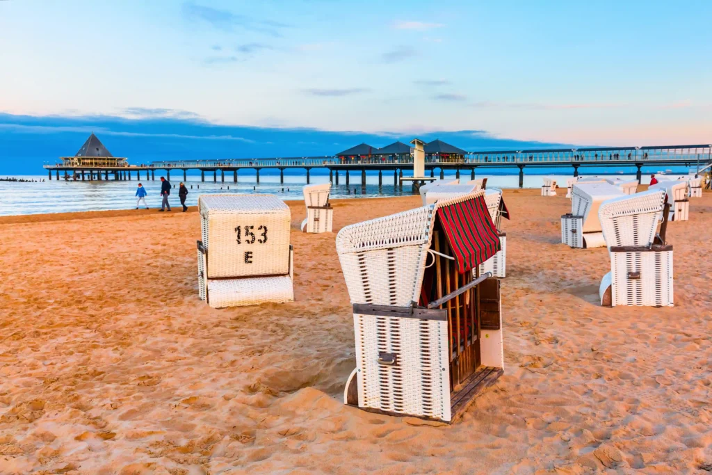 Urlaub mit Hund in Heringsdorf: Dein perfekter Ostsee-Guide 21 Strand mit traditionellen Strandkörben, Pier und Sonnenuntergang in Heringsdorf mit Hund ideal für Spaziergänge am Meer