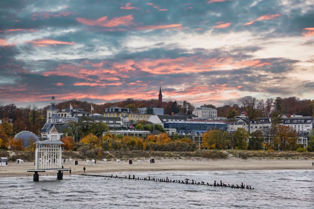 Urlaub mit Hund in Heringsdorf: Dein perfekter Ostsee-Guide 19 Spaziergang in Heringsdorf mit Hund am Strand bei Sonnenuntergang, entspannte Atmosphäre und Naturgenuss erleben