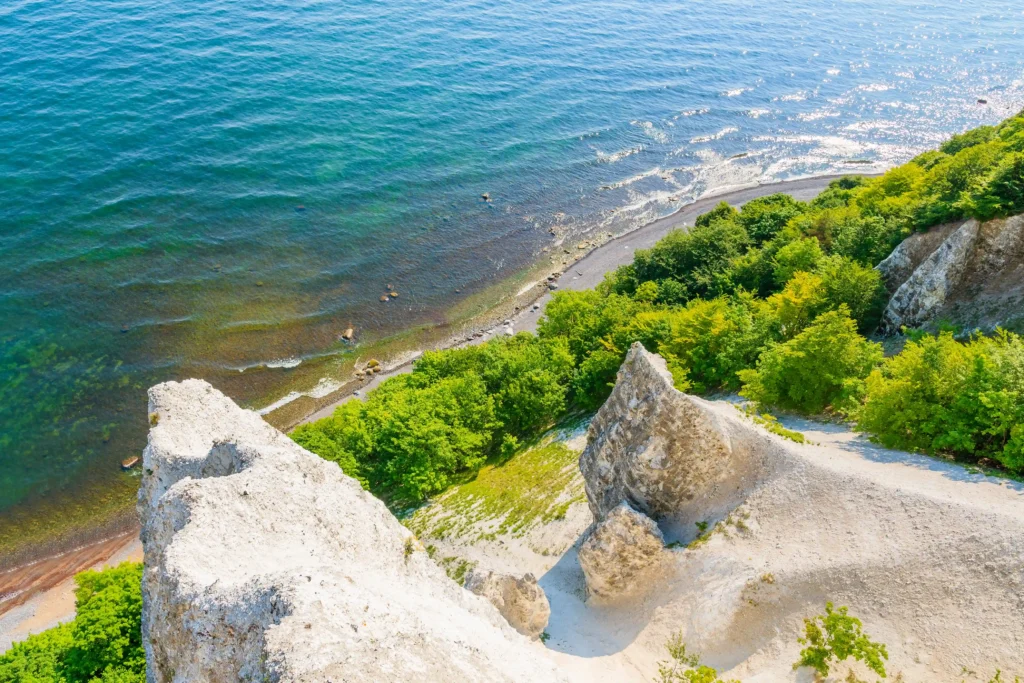 Wanderung Königsstuhl mit Hund: Perfekter Guide für Kreidefelsen 5 Atemberaubende Luftaufnahme der Kreidefelsen bei der Wanderung Königsstuhl mit Meer, Strand und grüner Vegetation