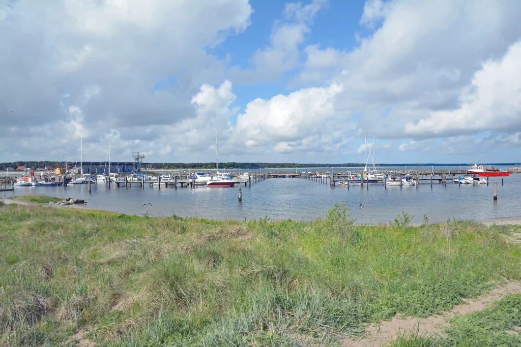 Glowe auf Rügen: Perfekter Urlaub mit Hund 8 Hafen mit Segel- und Motorbooten, bewölktem Himmel und Küstenlandschaft – perfekter urlaug in glowe rügen