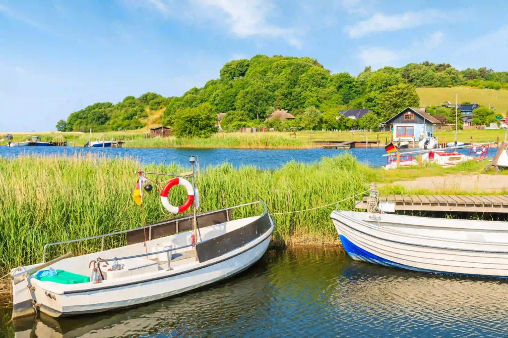 Rügen mit Hund: Perfekter Urlaub für dich & deinen Vierbeiner 2 Idyllische Wasserlandschaft mit Booten und grüner Natur, perfekt für Rügen mit Hund und entspannte Tage am Wasser.