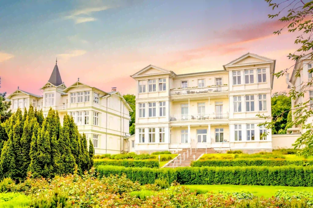 Urlaub mit Hund in Zinnowitz: Dein perfekter Ostseeurlaub 5 Zwei elegante Gebäude mit Garten und farbigem Himmel in Zinnowitz mit Hund, ideal für entspannte Spaziergänge.